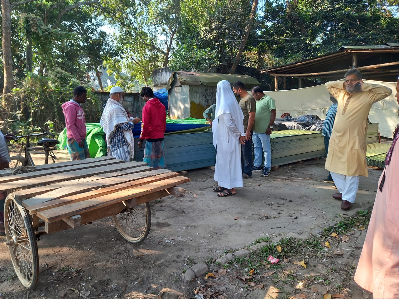 {"en":"Free Tin and Home Construction Material Distribution: A Unique Humanitarian Initiative by Alhajj Jashim Uddin Foundation","bn":"\u09ac\u09bf\u09a8\u09be\u09ae\u09c2\u09b2\u09cd\u09af\u09c7 \u099f\u09bf\u09a8 \u0993 \u0997\u09c3\u09b9\u09a8\u09bf\u09b0\u09cd\u09ae\u09be\u09a3 \u09b8\u09be\u09ae\u0997\u09cd\u09b0\u09c0 \u09ac\u09bf\u09a4\u09b0\u09a3: \u0986\u09b2\u09b9\u09be\u099c\u09cd\u09ac \u099c\u09b8\u09bf\u09ae \u0989\u09a6\u09cd\u09a6\u09bf\u09a8 \u09ab\u09be\u0989\u09a8\u09cd\u09a1\u09c7\u09b6\u09a8\u09c7\u09b0 \u098f\u0995 \u0985\u09a8\u09a8\u09cd\u09af \u09ae\u09be\u09a8\u09ac\u09bf\u0995 \u0989\u09a6\u09cd\u09af\u09cb\u0997"}